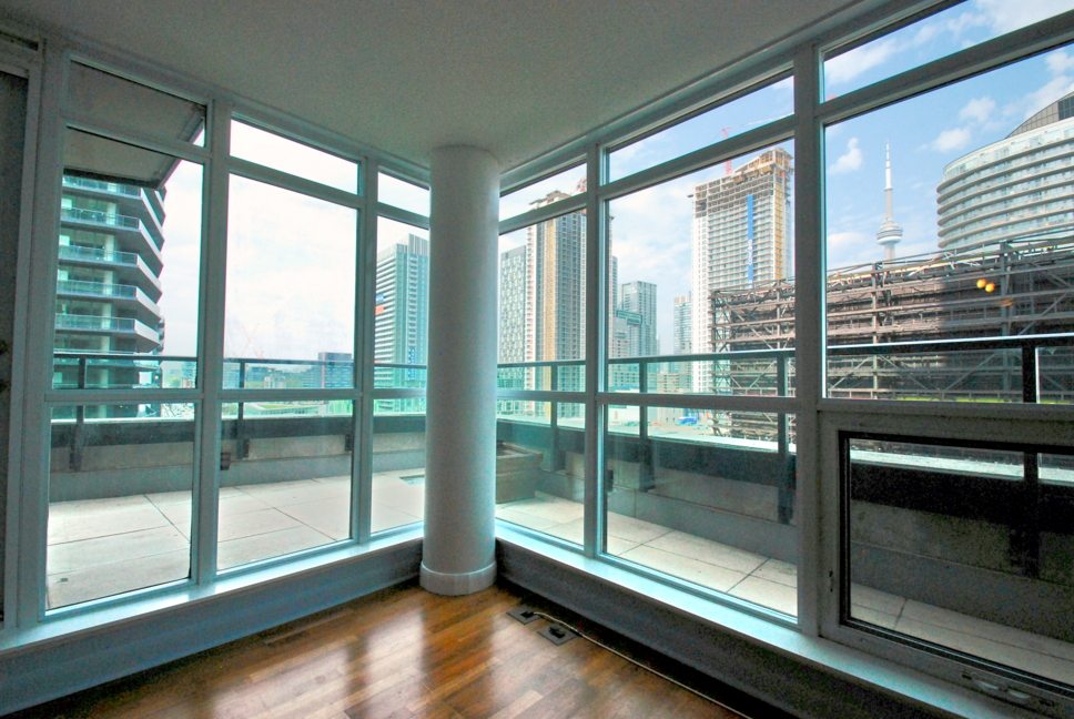 600 Fleet Street Toronto Malibu Condo Window