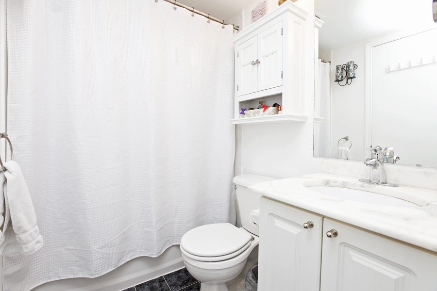 Electra Loft Toronto for Lease Bathroom