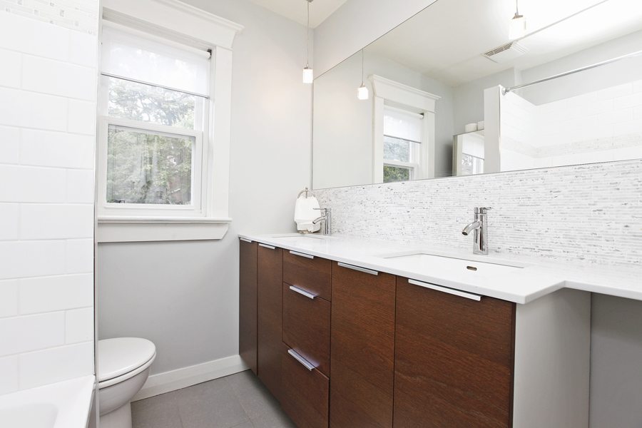 1712 Gerrard Street East Bathroom 2