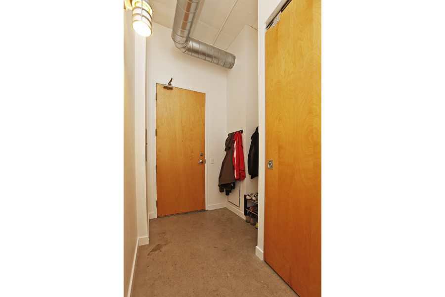 Merchandise Condo for Lease Foyer
