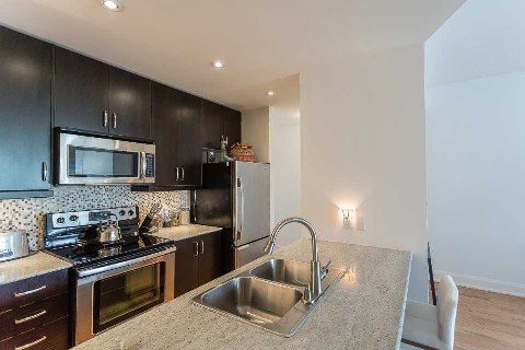 1636 Dundas 5 - Azul loft in Dundas West (4)
