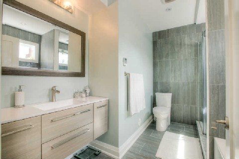 412 Rhodes Avenue Sold by BREL bathroom