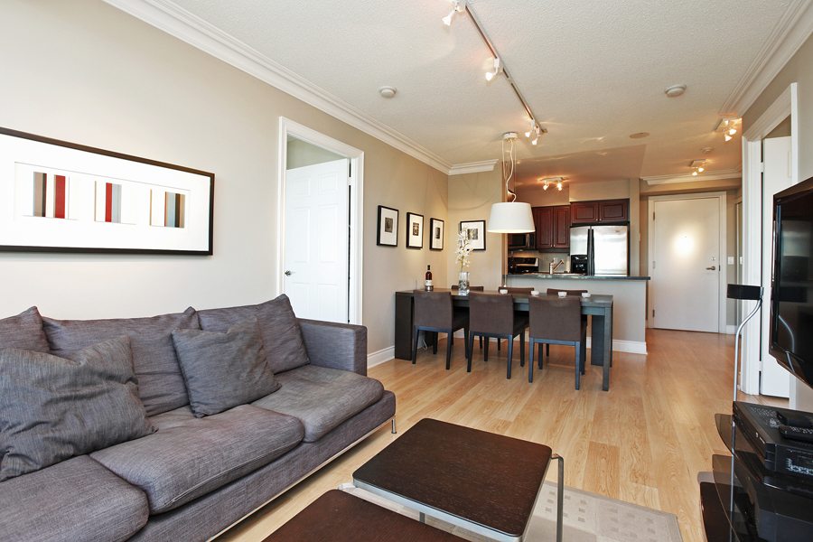 15 Greeenview #2404 for Sale Livingroom2