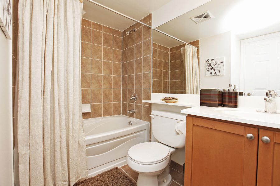 15 Greenview #2404 for Sale Bathroom