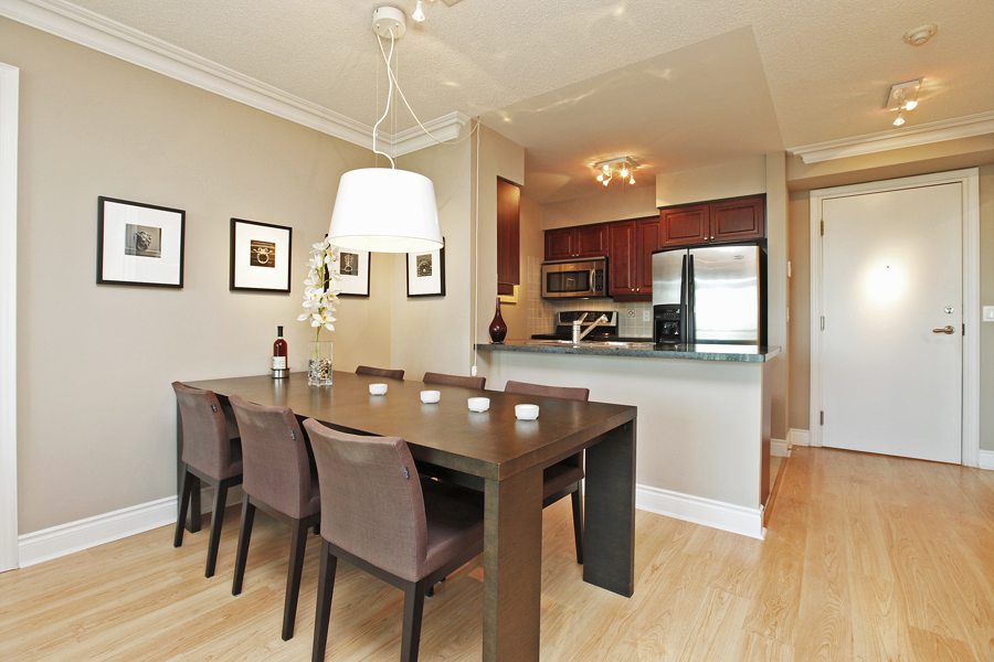 15 Greenview #2404 for Sale Diningroom3