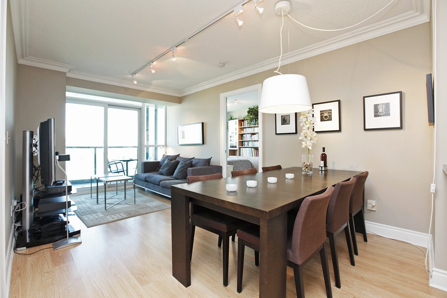15 Greenview #2404 for sale dining room