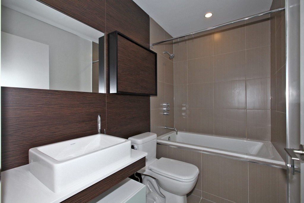 75 St Nicholas St Unit 2503 Bathroom