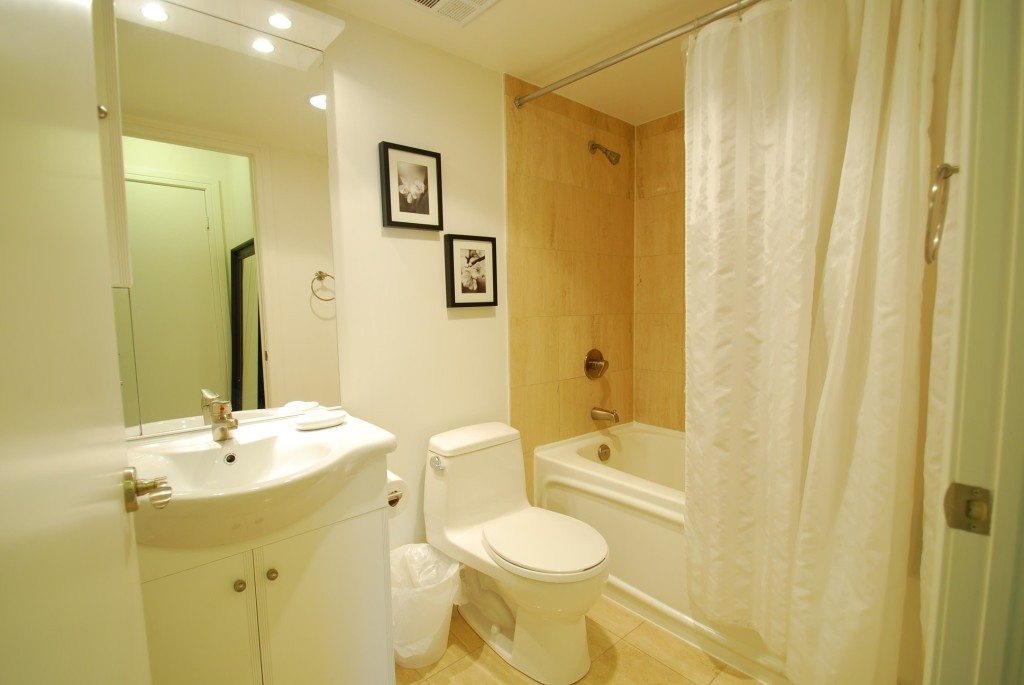 18 Harrison Gardens Toronto Condo for Lease Bathroom