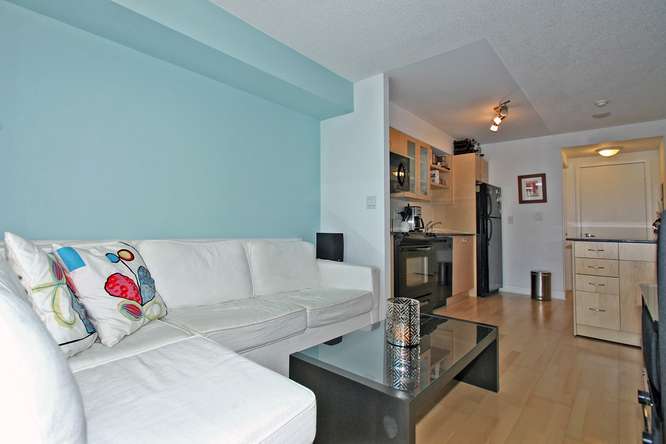 600 Fleet Street 1711 Toronto-small-008-Main Living Area-666x444-72dpi