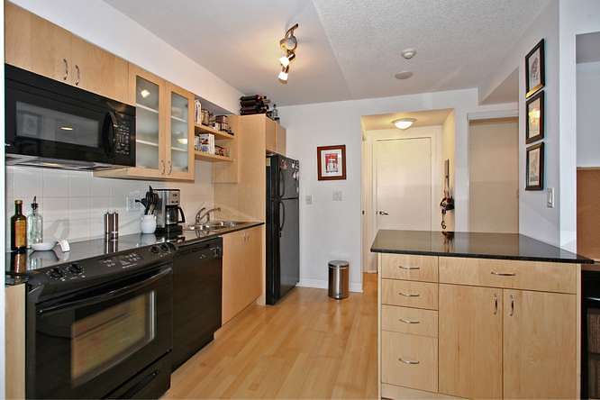 600 Fleet Street 1711 Toronto-small-011-Kitchen-666x444-72dpi