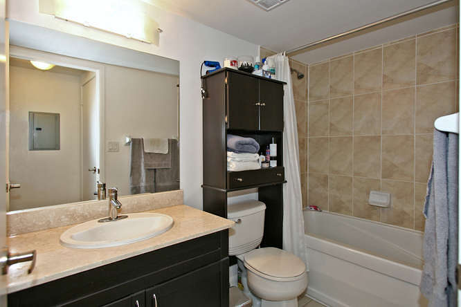 600 Fleet Street 1711 Toronto-small-016-Main Bathroom-666x444-72dpi