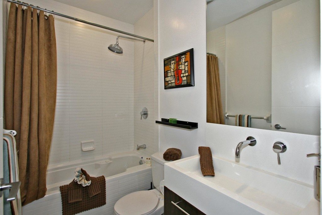 66 Portland Street 507 Toronto-print-017-Main Bathroom-2100x1400-300dpi