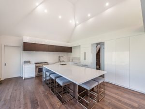 5 861 Sunningdale Bend