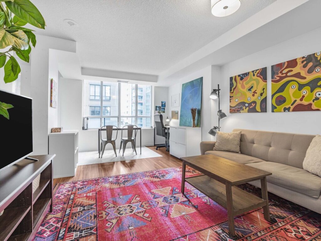 140 Simcoe St #304 furnished living and dining area