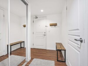 140 Simcoe St #304 foyer with closet and console table