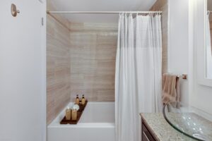 441 Jane St #410 large tub with shower